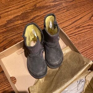UGG Harwell boots - charcoal grey sz 6 toddler